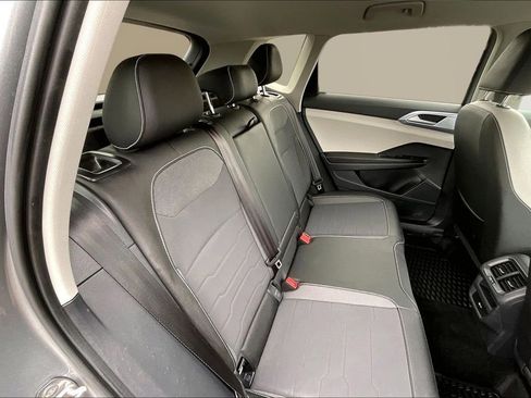 Used 2025 Volkswagen Taos SE image 28