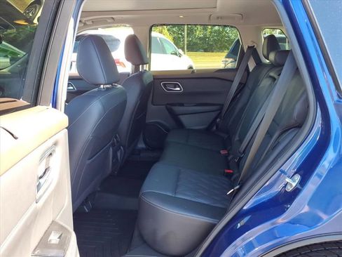 Used 2023 Nissan Rogue Platinum image 5