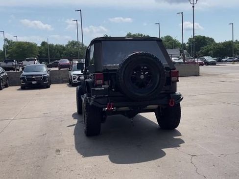 Used 2017 Jeep Wrangler Unlimited Sahara AWD/4WD image 9