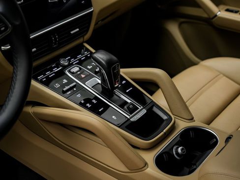 Used 2023 Porsche Cayenne w/ Premium Package AWD/4WD image 28