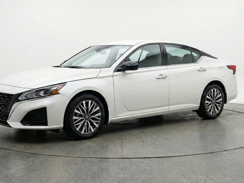 Used 2025 Nissan Altima 2.5 SV FWD image 3