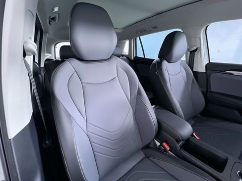 Used 2025 Volkswagen Tiguan SE image 25