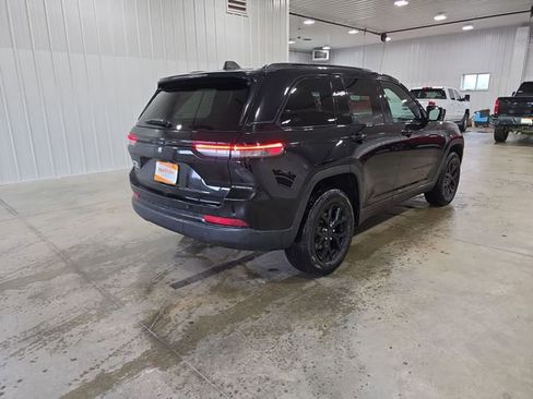Used 2025 Jeep Grand Cherokee Altitude AWD/4WD image 8