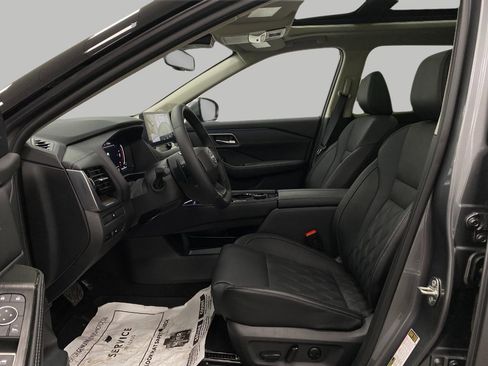 Used 2025 Nissan Rogue Platinum image 33