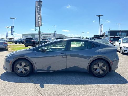 Used 2024 Toyota Prius LE FWD image 2