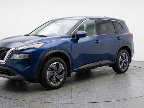 Used 2025 Nissan Rogue SV AWD/4WD image 3