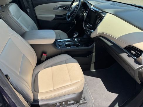 Used 2022 Chevrolet Traverse LT w/ LT Premium Package FWD image 4