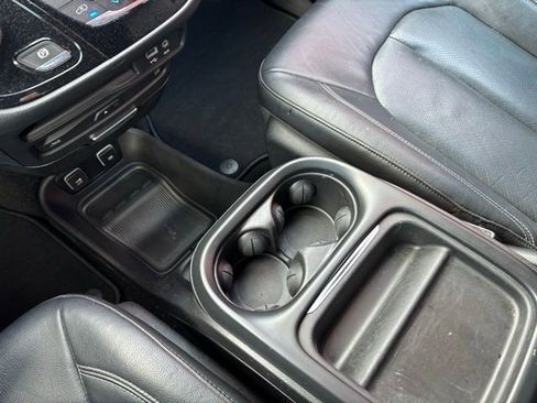 Used 2020 Chrysler Pacifica Touring-L w/ Premium Audio Group image 33