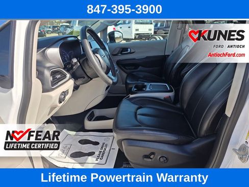 Used 2024 Chrysler Pacifica Touring-L image 15