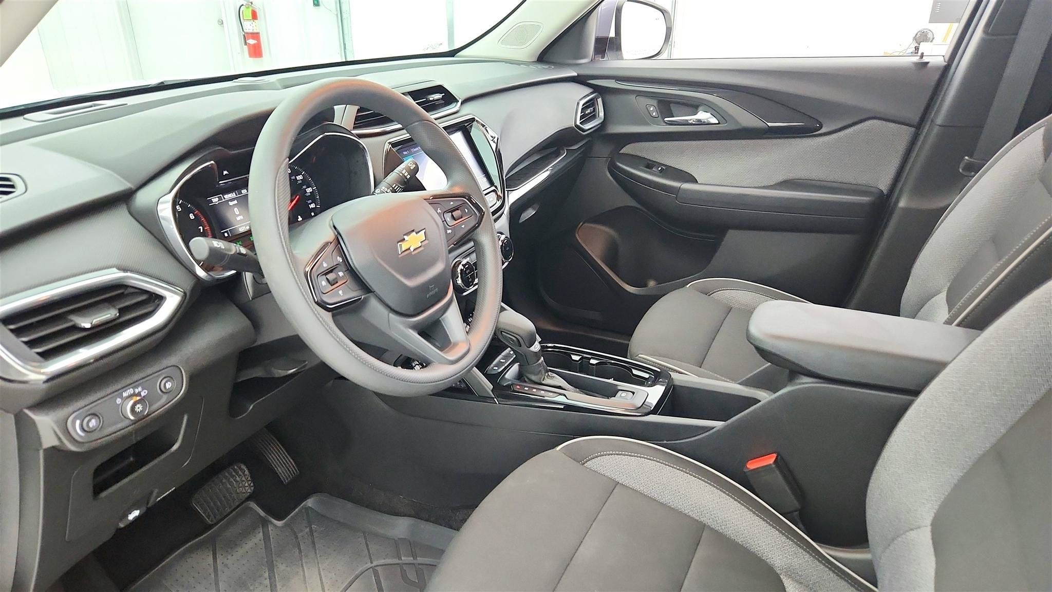 Used 2023 Chevrolet TrailBlazer LT w/ Convenience Package FWD image 9
