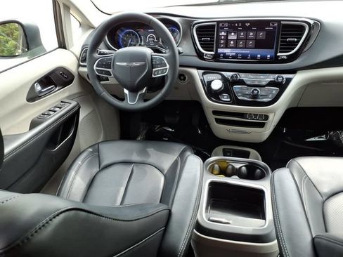 Used 2023 Chrysler Pacifica Touring-L FWD image 5