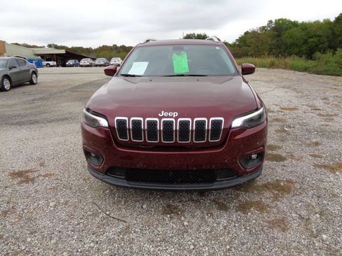 Used 2019 Jeep Cherokee Latitude Plus w/ Comfort/Convenience Group FWD image 2