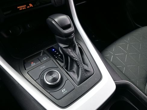 Used 2021 Toyota RAV4 XLE w/ Carpet Mat Package (TMS) image 21