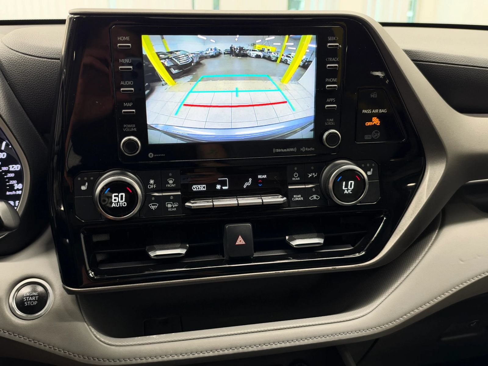 Used 2020 Toyota Highlander XLE AWD/4WD image 35