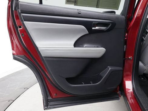 Used 2022 Toyota Highlander XLE FWD image 36