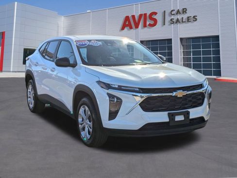 Used 2025 Chevrolet Trax LS image 3