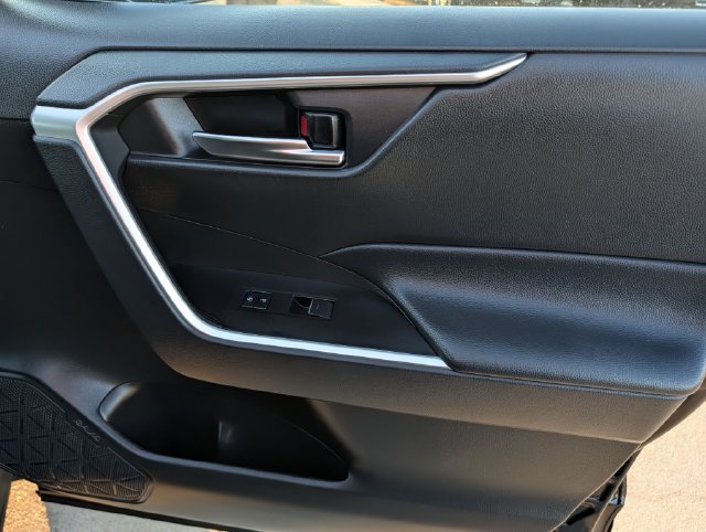Used 2025 Toyota RAV4 XLE FWD image 32