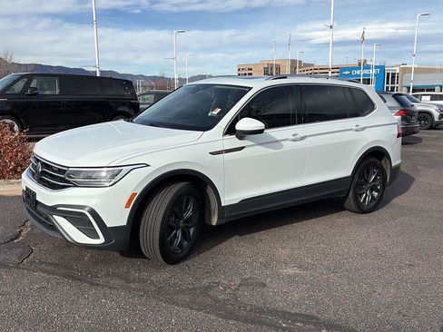 Used 2022 Volkswagen Tiguan SE image 3