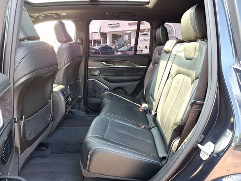 Used 2023 Jeep Grand Cherokee Overland AWD/4WD image 10