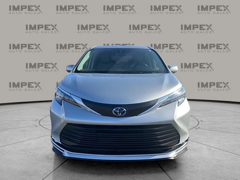 Used 2024 Toyota Sienna XLE image 8