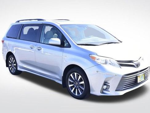 Used 2020 Toyota Sienna XLE w/ XLE Navigation Package image 7