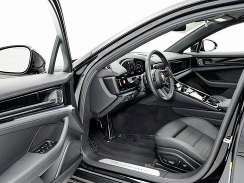 Certified 2025 Porsche Panamera 4 image 7