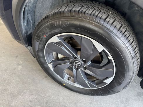 Used 2025 Nissan Rogue SV FWD image 32