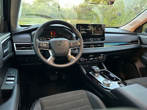 Used 2025 Mitsubishi Outlander SE image 12