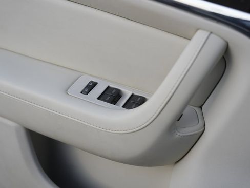 Used 2009 Lincoln MKS image 28