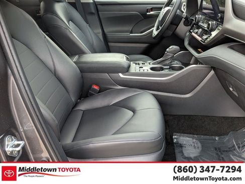 Used 2025 Toyota Highlander XLE AWD/4WD image 36