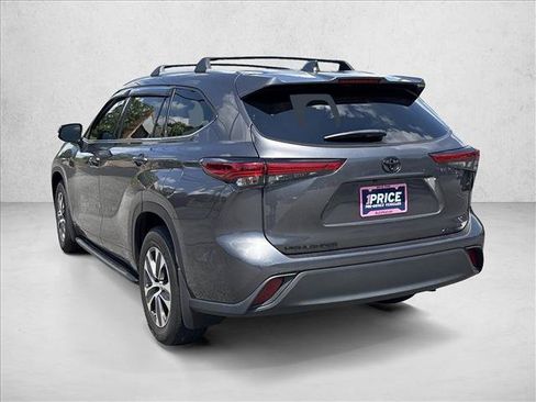 Used 2022 Toyota Highlander XLE AWD/4WD image 7