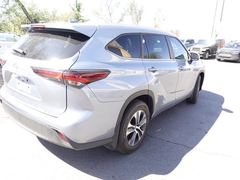 Certified 2024 Toyota Highlander XLE AWD/4WD image 3