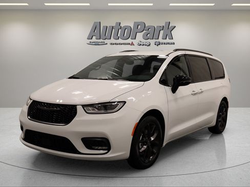 New 2026 Chrysler Pacifica Select w/ S Appearance Package FWD image 6