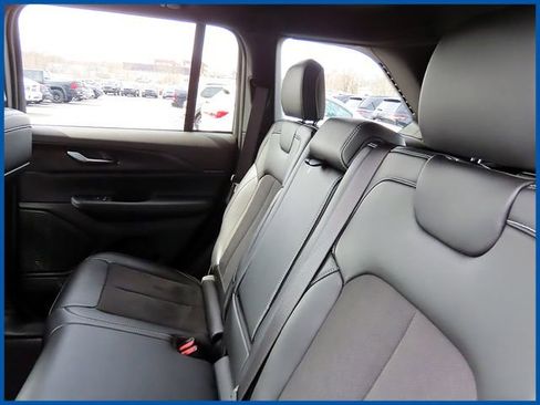 Certified 2025 Jeep Grand Cherokee Altitude image 10