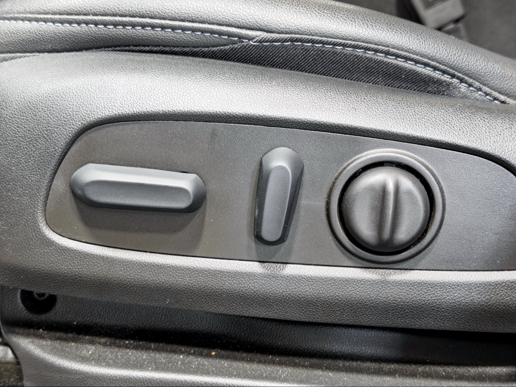 Used 2023 Chevrolet Bolt LT w/ Infotainment Package FWD image 7