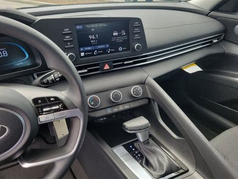 New 2025 Hyundai Elantra SE image 30