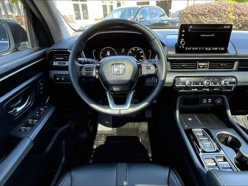 Certified 2025 Honda Pilot Touring image 39