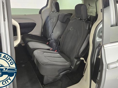 Used 2019 Chrysler Pacifica Touring Plus w/ Tire & Wheel Group FWD image 25