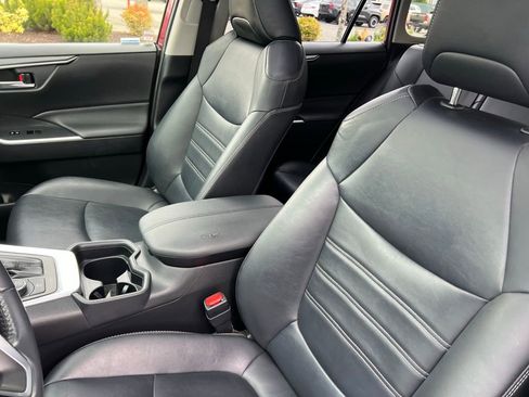 Used 2021 Toyota RAV4 XLE Premium image 14