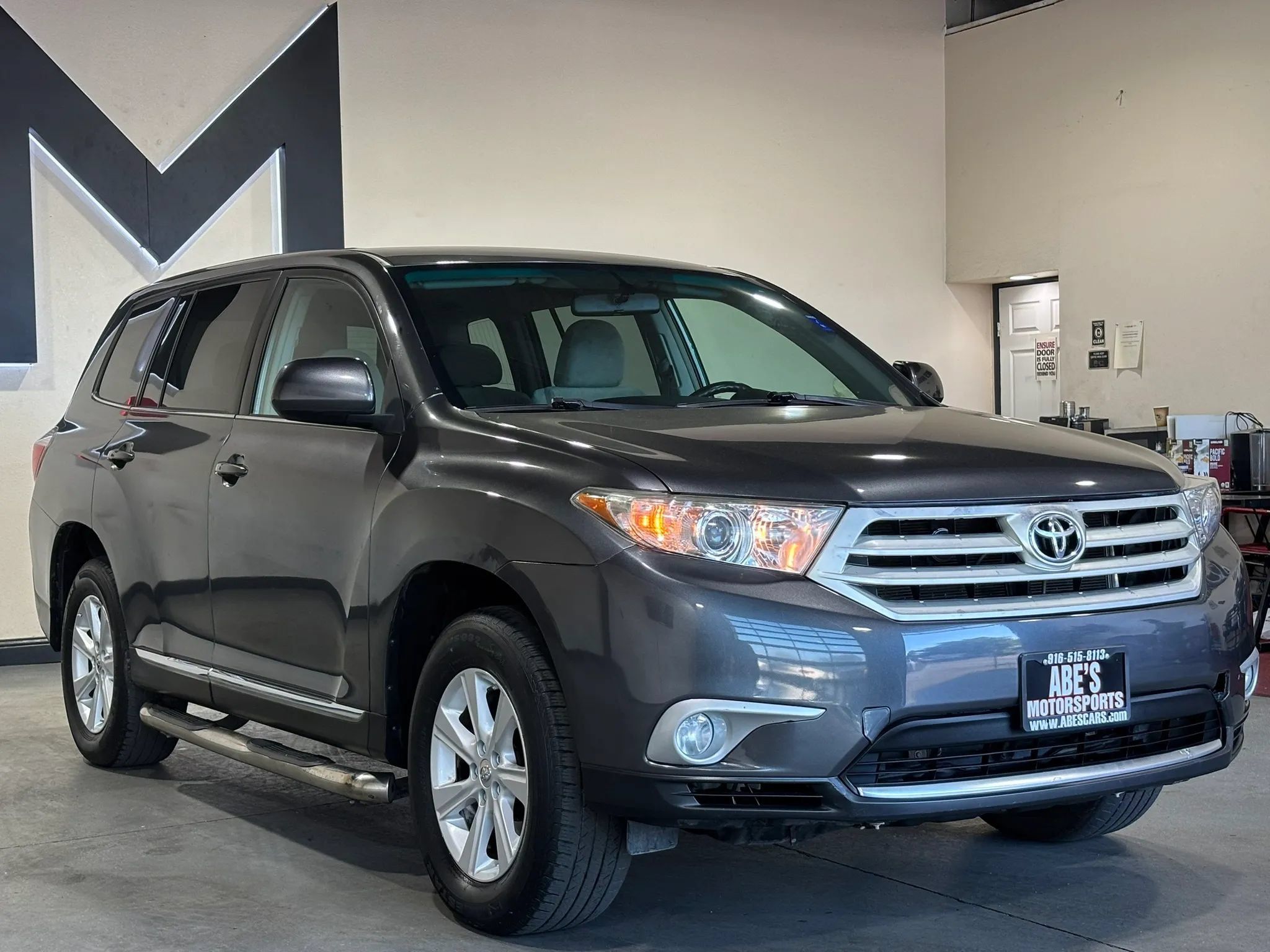 Used 2012 Toyota Highlander 4WD w/ Tech Pkg image 3