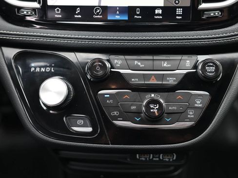 Used 2024 Chrysler Pacifica Limited FWD image 29