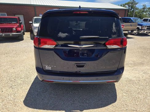 Used 2017 Chrysler Pacifica Touring-L w/ Tire & Wheel Group FWD image 13