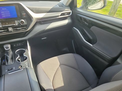 Used 2024 Toyota Highlander LE image 11