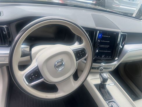 Used 2020 Volvo XC60 T5 Momentum w/ Protection Package Premier image 9