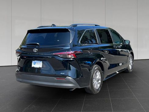 Used 2026 Toyota Sienna XLE FWD image 5