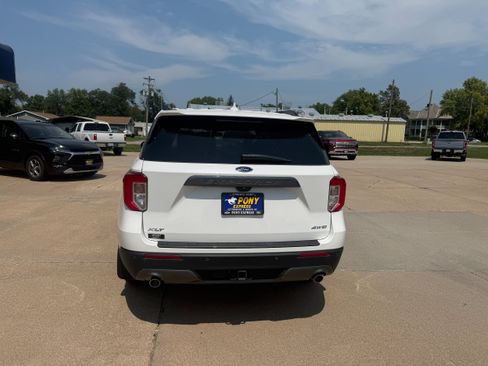 Used 2024 Ford Explorer XLT w/ Equipment Group 202A AWD/4WD image 4