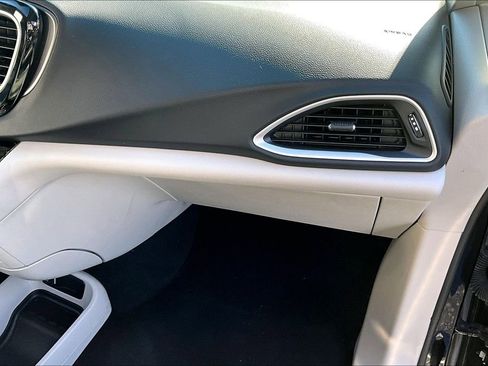 Used 2024 Chrysler Pacifica Touring-L image 25