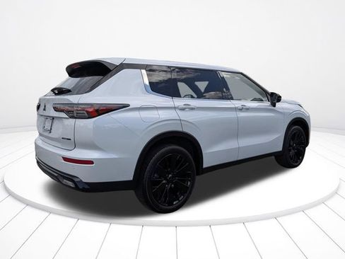 New 2026 Mitsubishi Outlander LE FWD image 3