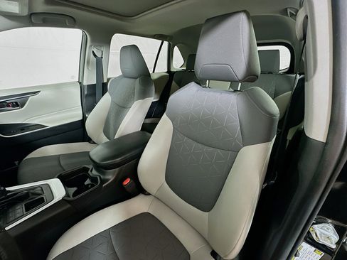 Used 2020 Toyota RAV4 XLE w/ Convenience Package AWD/4WD image 19
