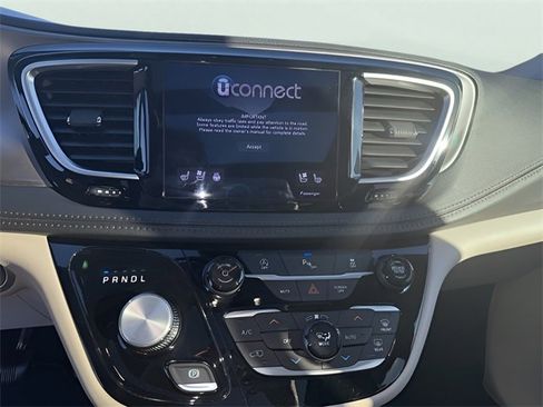 Used 2018 Chrysler Pacifica Limited image 15